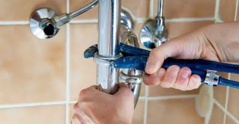 Réservoir de WC ouvert montrant le flotteur et le mécanisme de chasse
