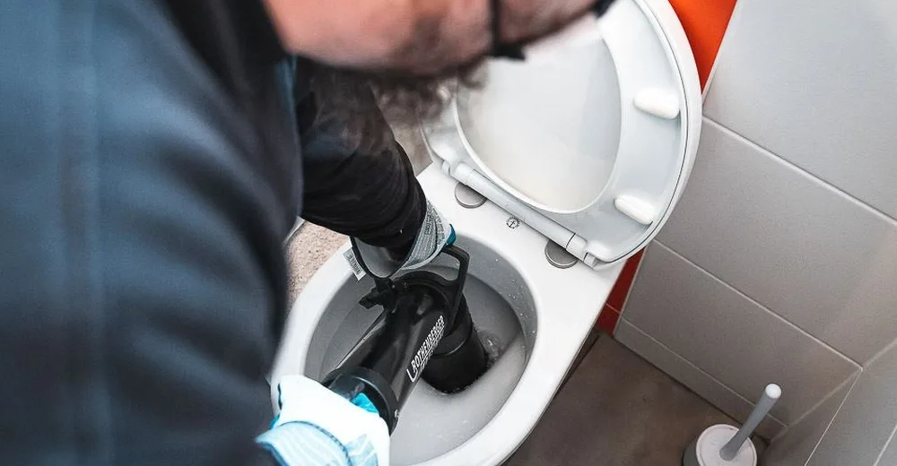 Nettoyage d'un siphon de sol de salle de bain, grille déposée