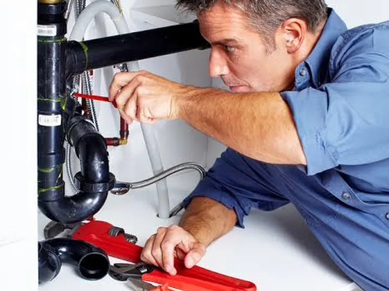 Pose d'une barre thermostatique de douche sur un mur carrelé