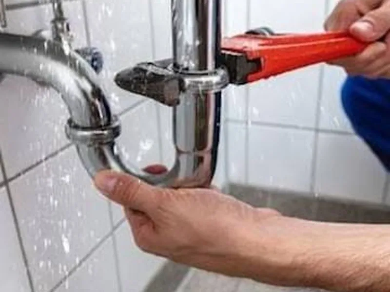 Ancienne salle de bain en cours de démontage soigné